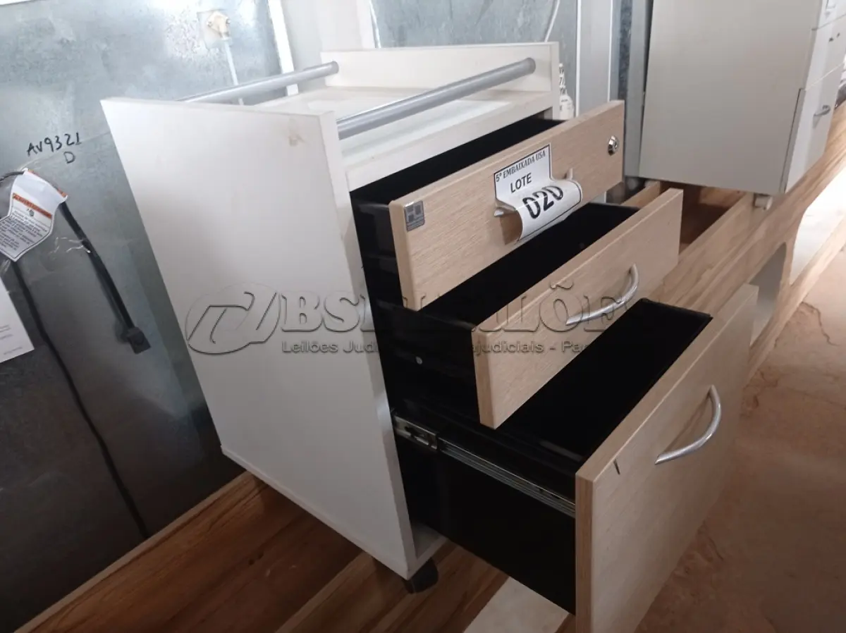 LOTE 020 - 01 GAVETEIRO COR CLARA (LIGHT-COLORED DRAWER). (NO ESTADO EM QUE SE ENCONTRA. SUJEITO A AVARIAS OCULTAS/VISÍVEIS.)