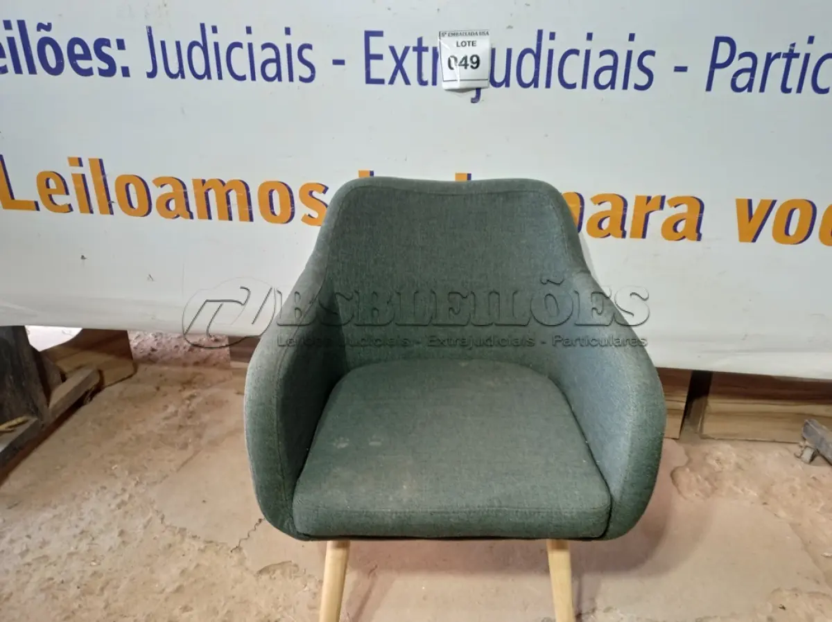 LOTE 049 - 01 CADEIRA VERDE (GREEN CHAIR). (NO ESTADO EM QUE SE ENCONTRA. SUJEITO A AVARIAS OCULTAS/VISÍVEIS.)