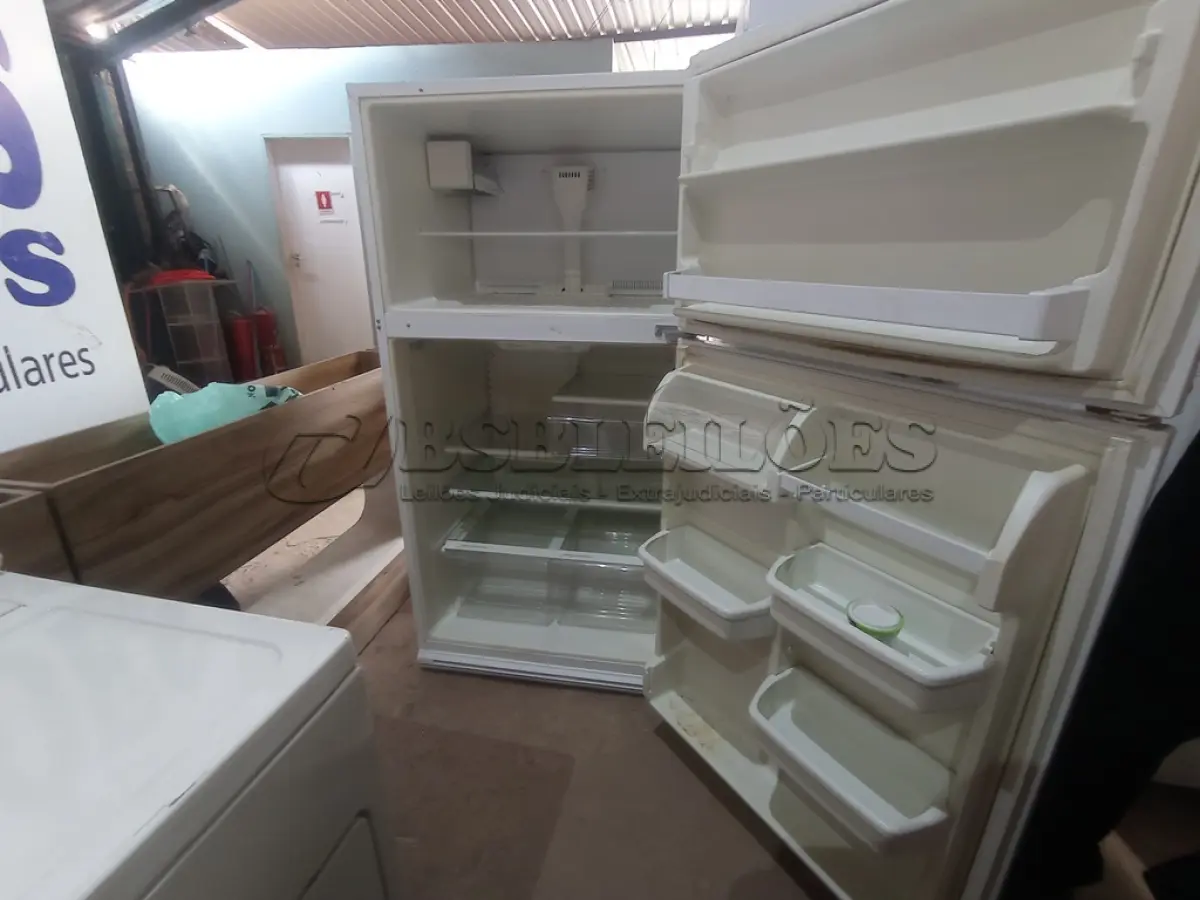LOTE 005 - 01 REFRIGERADOR MARCA WHIRLPOOL 127V (REFRIGERATOR). (NO ESTADO EM QUE SE ENCONTRA. SUJEITO A AVARIAS OCULTAS/VISÍVEIS.) BF8607E