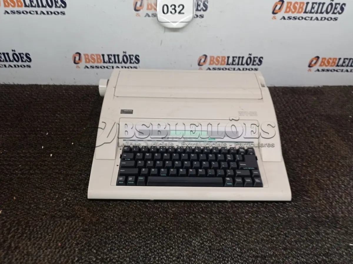 LOTE 032 - 01 MÁQUINA DE ESCREVER (TYPEWRITER). (NO ESTADO EM QUE SE ENCONTRA. SUJEITO A AVARIAS OCULTAS/VISÍVEIS.)