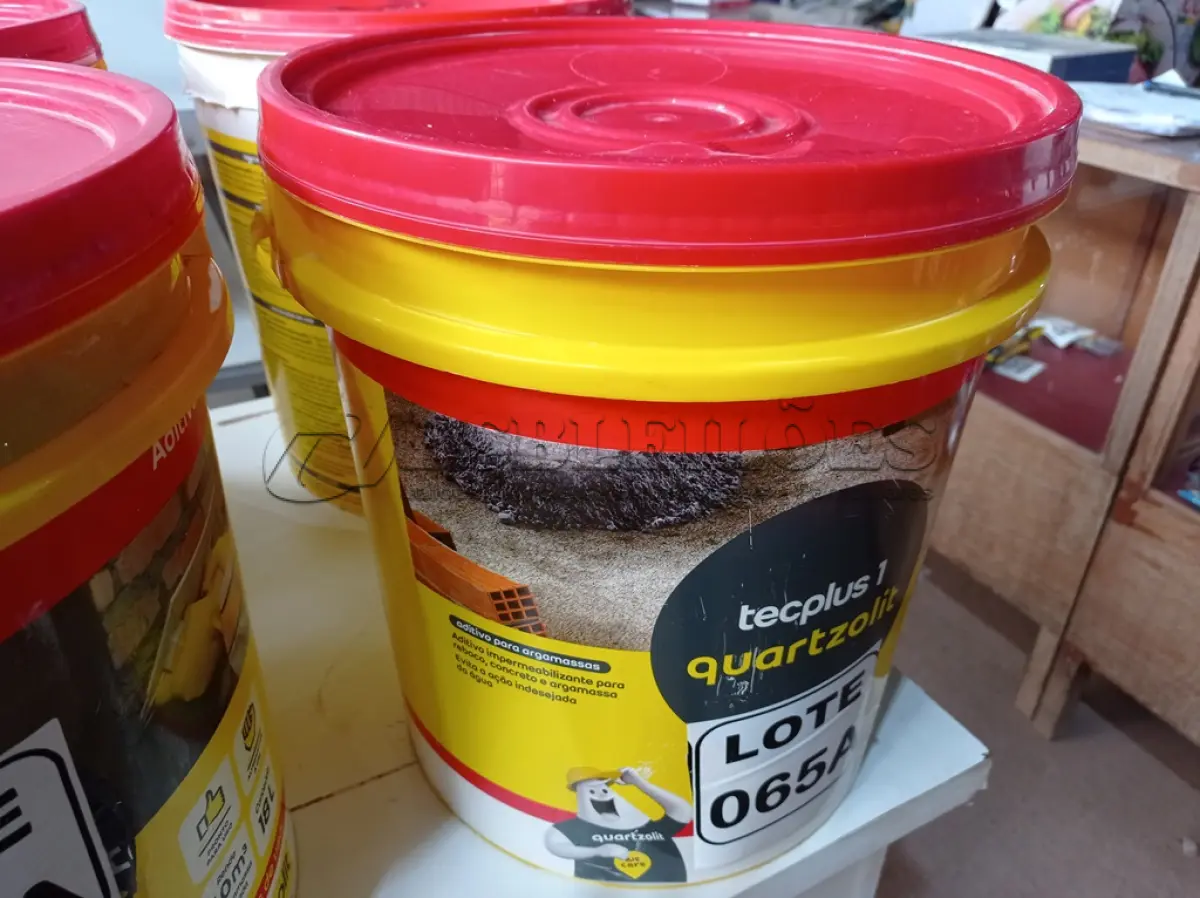 LOTE 065 - 01 BALDE DE ADITIVO IMPERMEABILIZANTE P/ARGAMASSA MARCA QUARTZOLIT 18L (NO ESTADO, NÃO SABEMOS SE FUNCIONA. LEILÃO NÃO TEM GARANTIA E NEM DEVOLUÇÃO, SUJEITO A POSSÍVEIS AVARIAS VISÍVEIS/OCULTAS E/OU AUSÊNCIA DE COMPONENTES)