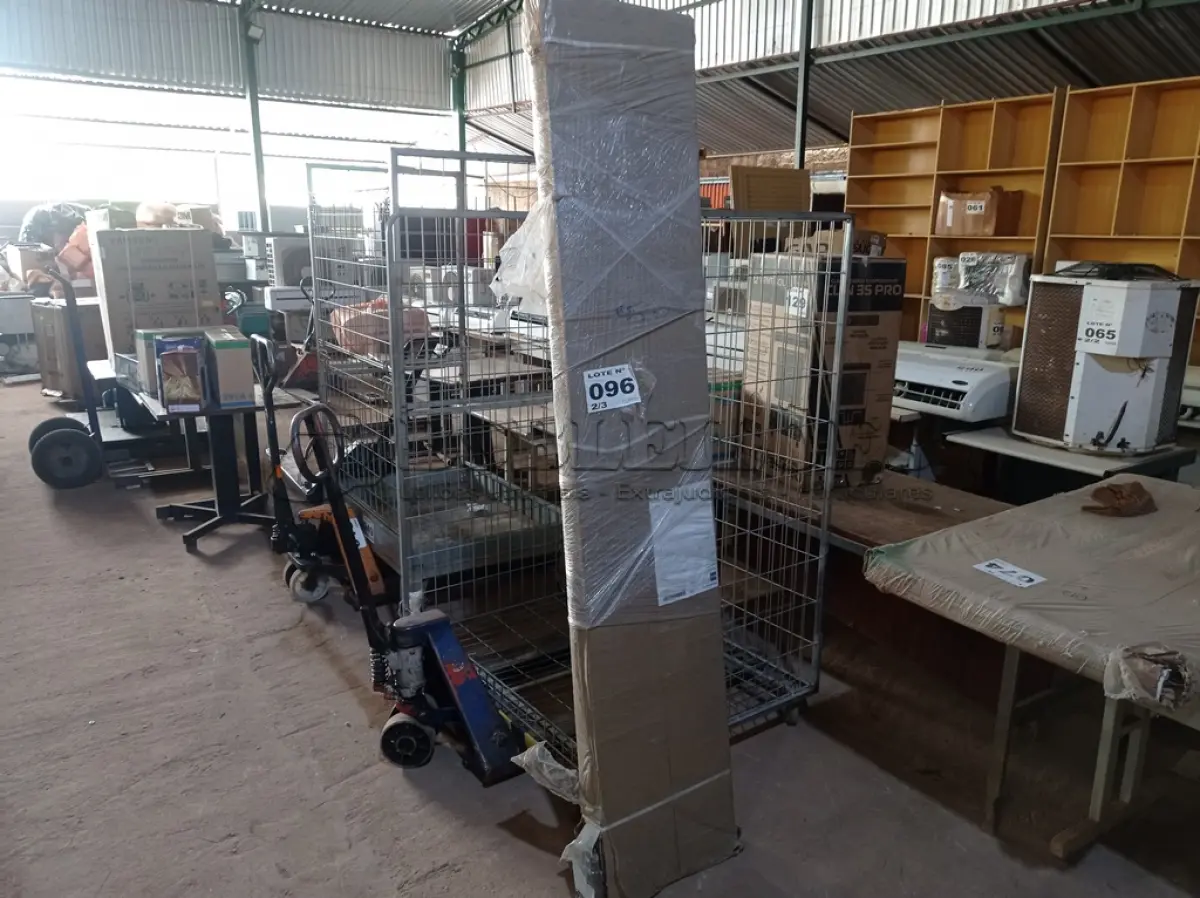 LOTE 096 - 01 - GUARDA ROUPA MILÃO 8 PORTAS WENGUE (NO ESTADO, NÃO SABEMOS SE FUNCIONA. LEILÃO NÃO TEM GARANTIA E NEM DEVOLUÇÃO, SUJEITO A POSSÍVEIS AVARIAS VISÍVEIS/OCULTAS E/OU AUSÊNCIA DE COMPONENTES)