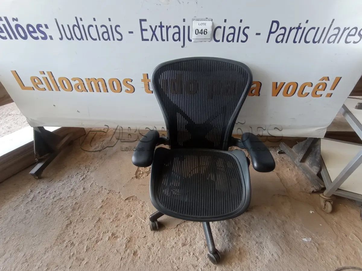 LOTE 046 - 01 CADEIRA HERMAN MILLER (HERMAN MILLER CHAIR). (NO ESTADO EM QUE SE ENCONTRA. SUJEITO A AVARIAS OCULTAS/VISÍVEIS.)