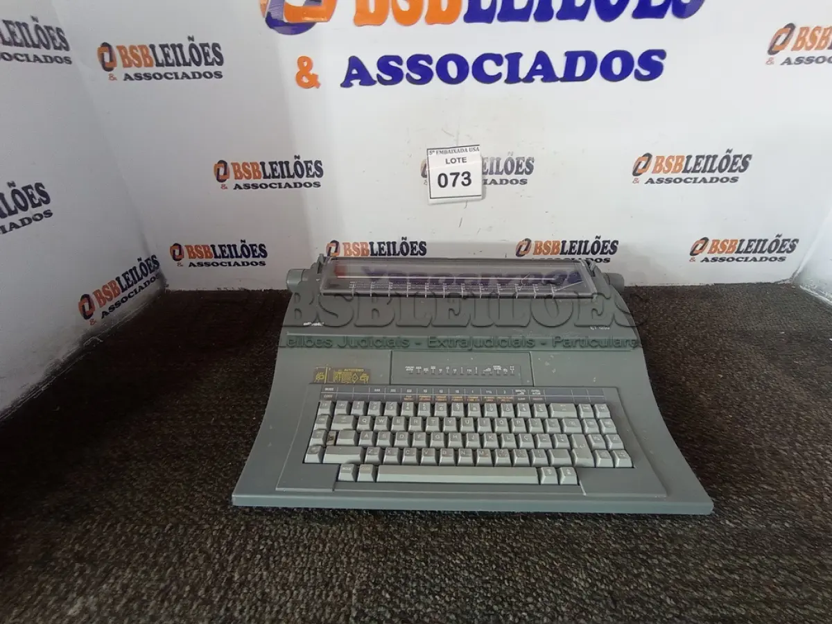 LOTE 073 - 01 MÁQUINA DE ESCREVER OLIVETTI (TYPEWRITING MACHINE). (NO ESTADO EM QUE SE ENCONTRA. SUJEITO A AVARIAS OCULTAS/VISÍVEIS.)