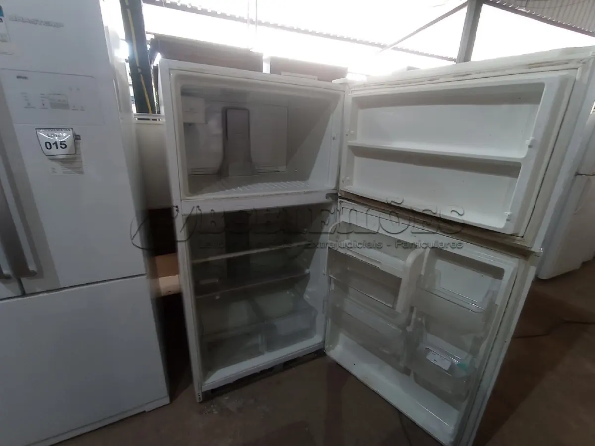 LOTE 025 - 01 REFRIGERADOR MARCA WHIRLPOOL 127V (REFRIGERATOR) (NO ESTADO EM QUE SE ENCONTRA. SUJEITO A AVARIAS OCULTAS/VISÍVEIS.) AV9546V
