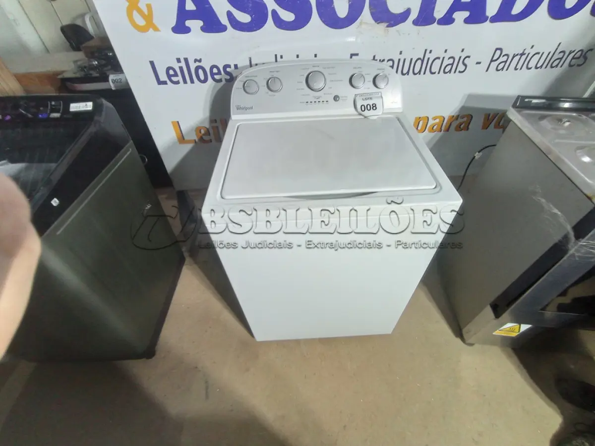 LOTE 008 - 01 LAVA ROUPA MARCA WIRLPOOL 127V (WASHING MACHINE). (NO ESTADO EM QUE SE ENCONTRA. SUJEITO A AVARIAS OCULTAS/VISÍVEIS.) AV9732A