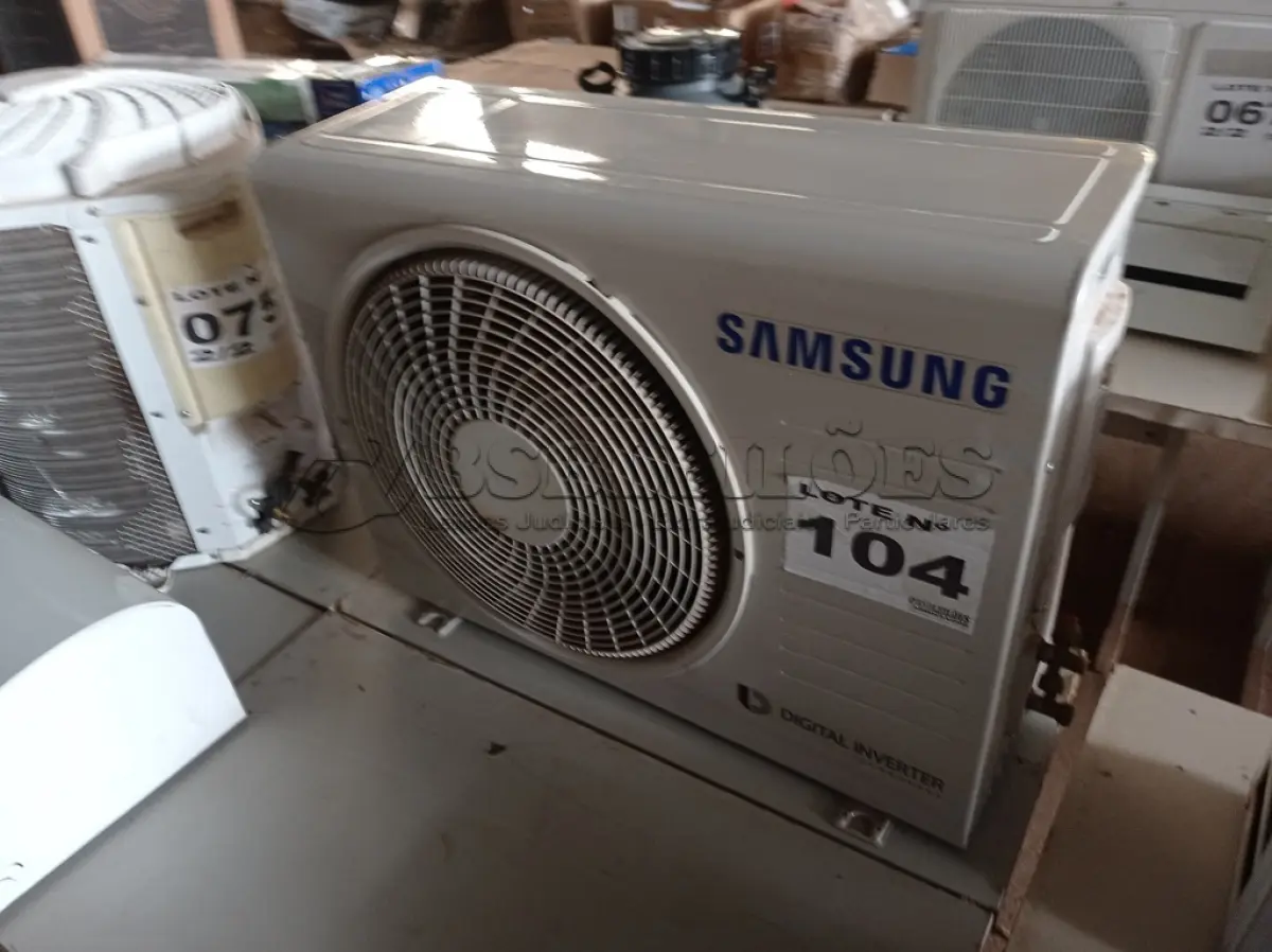 LOTE 104 - 01 – CONDENSADORA SAMSUNG 12000 BTUS (NO ESTADO, NÃO SABEMOS SE FUNCIONA. LEILÃO NÃO TEM GARANTIA E NEM DEVOLUÇÃO, SUJEITO A POSSÍVEIS AVARIAS VISÍVEIS/OCULTAS E/OU AUSÊNCIA DE COMPONENTES)