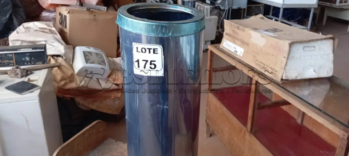 LOTE 175 - 01 LIXEIRA EM INOX TAMANHO G MARCA PURIMAX (NO ESTADO, NÃO SABEMOS SE FUNCIONA. LEILÃO NÃO TEM GARANTIA E NEM DEVOLUÇÃO, SUJEITO A POSSÍVEIS AVARIAS VISÍVEIS/OCULTAS E/OU AUSÊNCIA DE COMPONENTES)