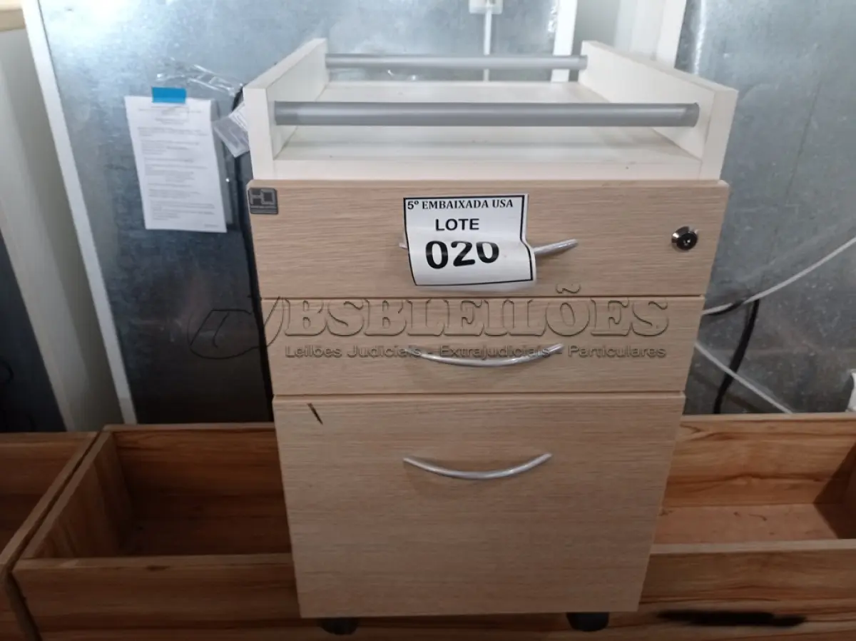 LOTE 020 - 01 GAVETEIRO COR CLARA (LIGHT-COLORED DRAWER). (NO ESTADO EM QUE SE ENCONTRA. SUJEITO A AVARIAS OCULTAS/VISÍVEIS.)