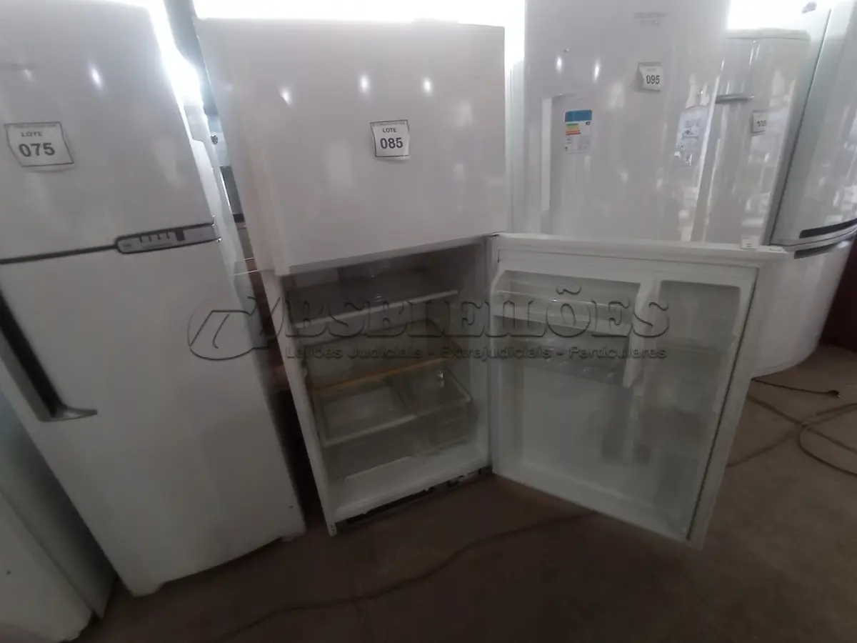 LOTE 085 - 01 REFRIGERADOR MARCA WHIRLPOOL 127V (REFRIGERATOR). (NO ESTADO EM QUE SE ENCONTRA. SUJEITO A AVARIAS OCULTAS/VISÍVEIS.) AV9990Y