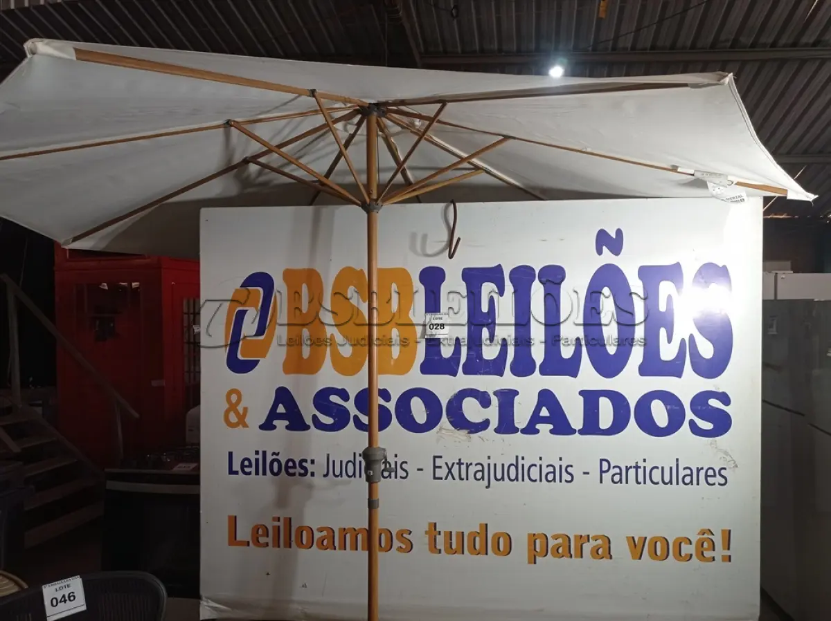 LOTE 028 - 01 GUARDA-CHUVA. (UMBRELLA) (NO ESTADO EM QUE SE ENCONTRA. SUJEITO A AVARIAS OCULTAS/VISÍVEIS.) BH1495C