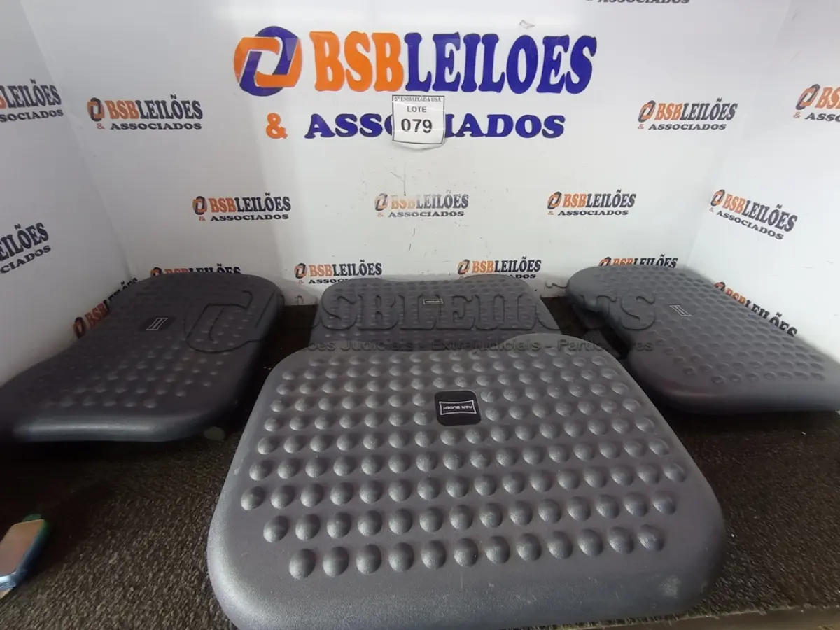 LOTE 079 - 04 APOIOS PARA PÉS (FOOTRESTS). (NO ESTADO EM QUE SE ENCONTRA. SUJEITO A AVARIAS OCULTAS/VISÍVEIS.)
