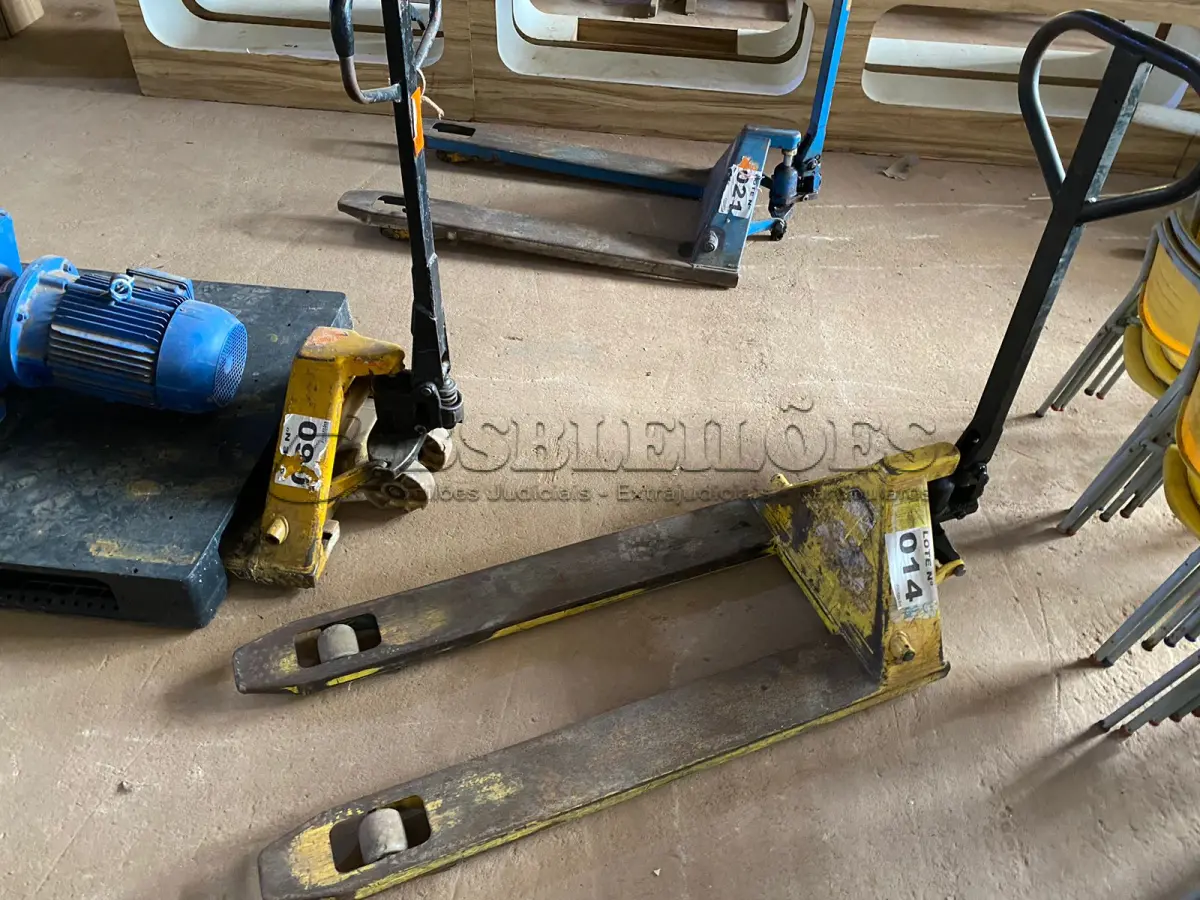 LOTE 014 - 01 - PALETEIRA HIDRÁULICA MANUAL (NO ESTADO, NÃO SABEMOS SE FUNCIONA. LEILÃO NÃO TEM GARANTIA E NEM DEVOLUÇÃO, SUJEITO A POSSÍVEIS AVARIAS VISÍVEIS/OCULTAS E/OU AUSÊNCIA DE COMPONENTES)