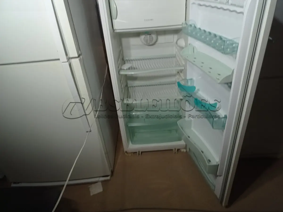 LOTE 045 - 01 REFRIGERADOR MARCA BRASTEMP 127 (REFRIGERATOR). (NO ESTADO EM QUE SE ENCONTRA. SUJEITO A AVARIAS OCULTAS/VISÍVEIS.) AV9911N