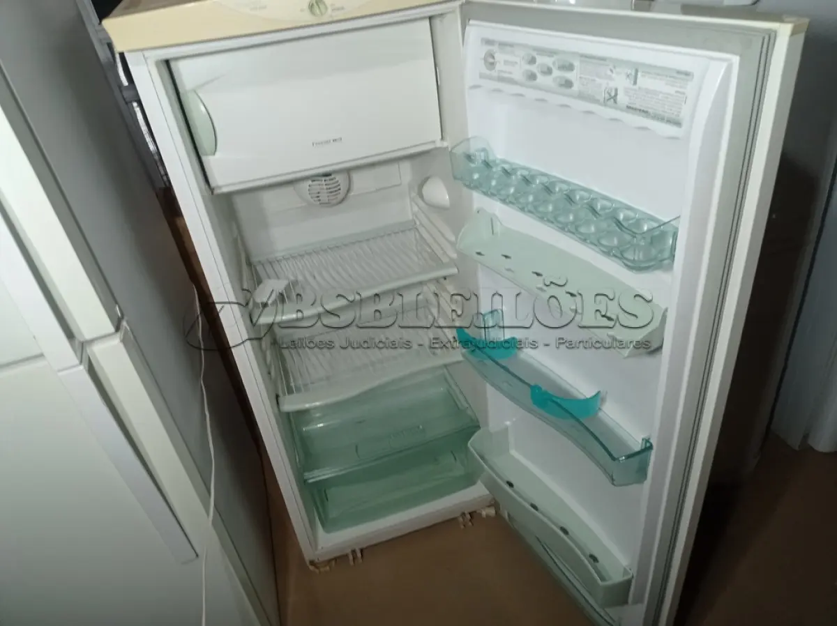 LOTE 045 - 01 REFRIGERADOR MARCA BRASTEMP 127 (REFRIGERATOR). (NO ESTADO EM QUE SE ENCONTRA. SUJEITO A AVARIAS OCULTAS/VISÍVEIS.) AV9911N