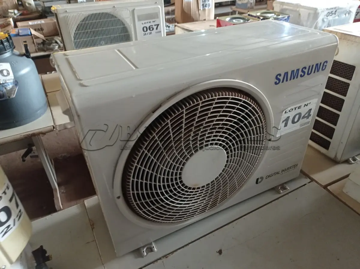LOTE 104 - 01 – CONDENSADORA SAMSUNG 12000 BTUS (NO ESTADO, NÃO SABEMOS SE FUNCIONA. LEILÃO NÃO TEM GARANTIA E NEM DEVOLUÇÃO, SUJEITO A POSSÍVEIS AVARIAS VISÍVEIS/OCULTAS E/OU AUSÊNCIA DE COMPONENTES)