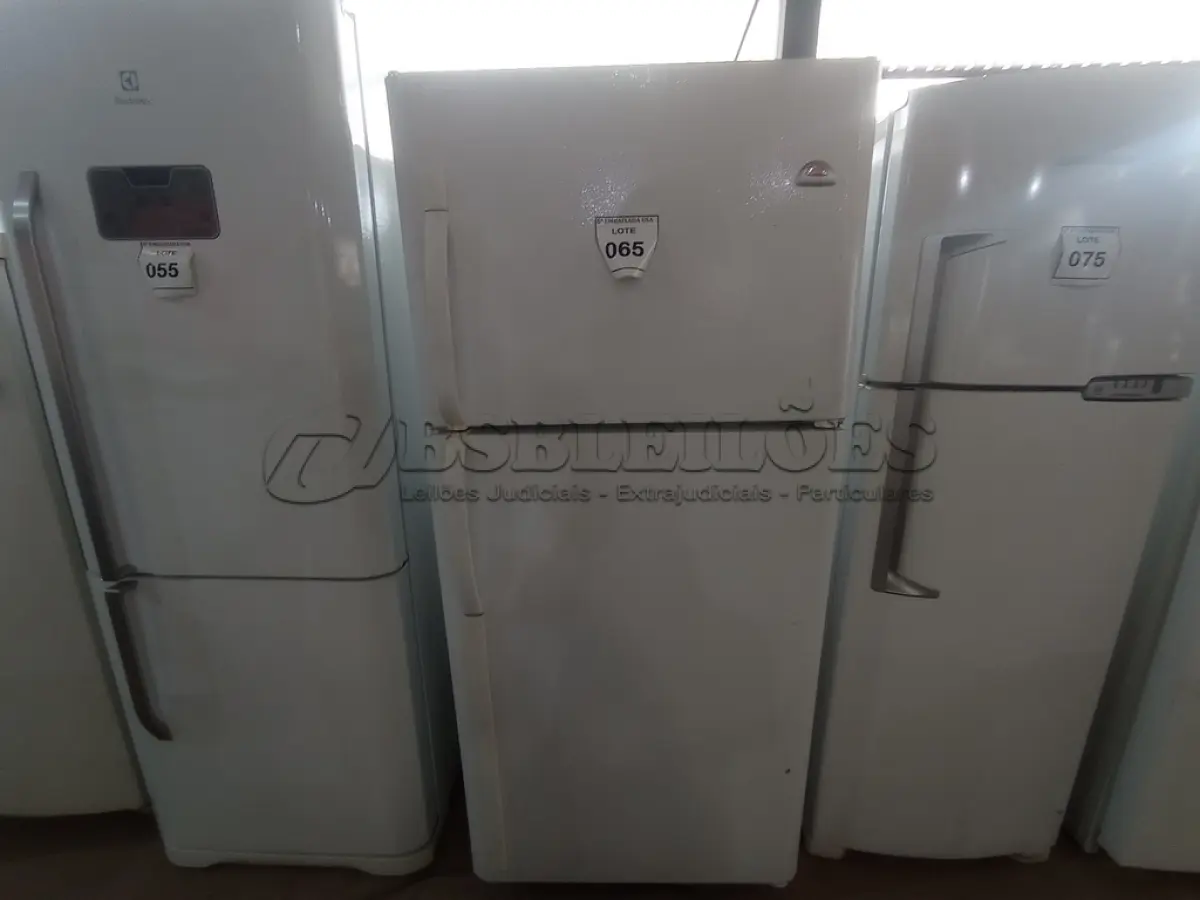 LOTE 065 - 01 REFRIGERADOR MARCA WHIRLPOOL 127V (REFRIGERATOR) (NO ESTADO EM QUE SE ENCONTRA. SUJEITO A AVARIAS OCULTAS/VISÍVEIS.) AV9649F