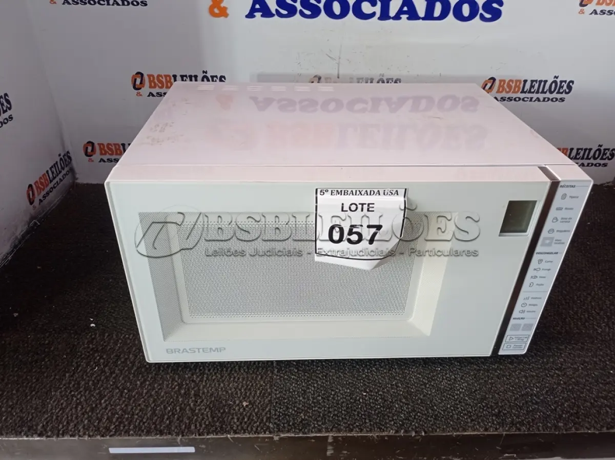 LOTE 057 - 01 MICRO-ONDAS MARCA BRASTEMP 220V (MICROWAVE). (NO ESTADO EM QUE SE ENCONTRA. SUJEITO A AVARIAS OCULTAS/VISÍVEIS.) BF8673C