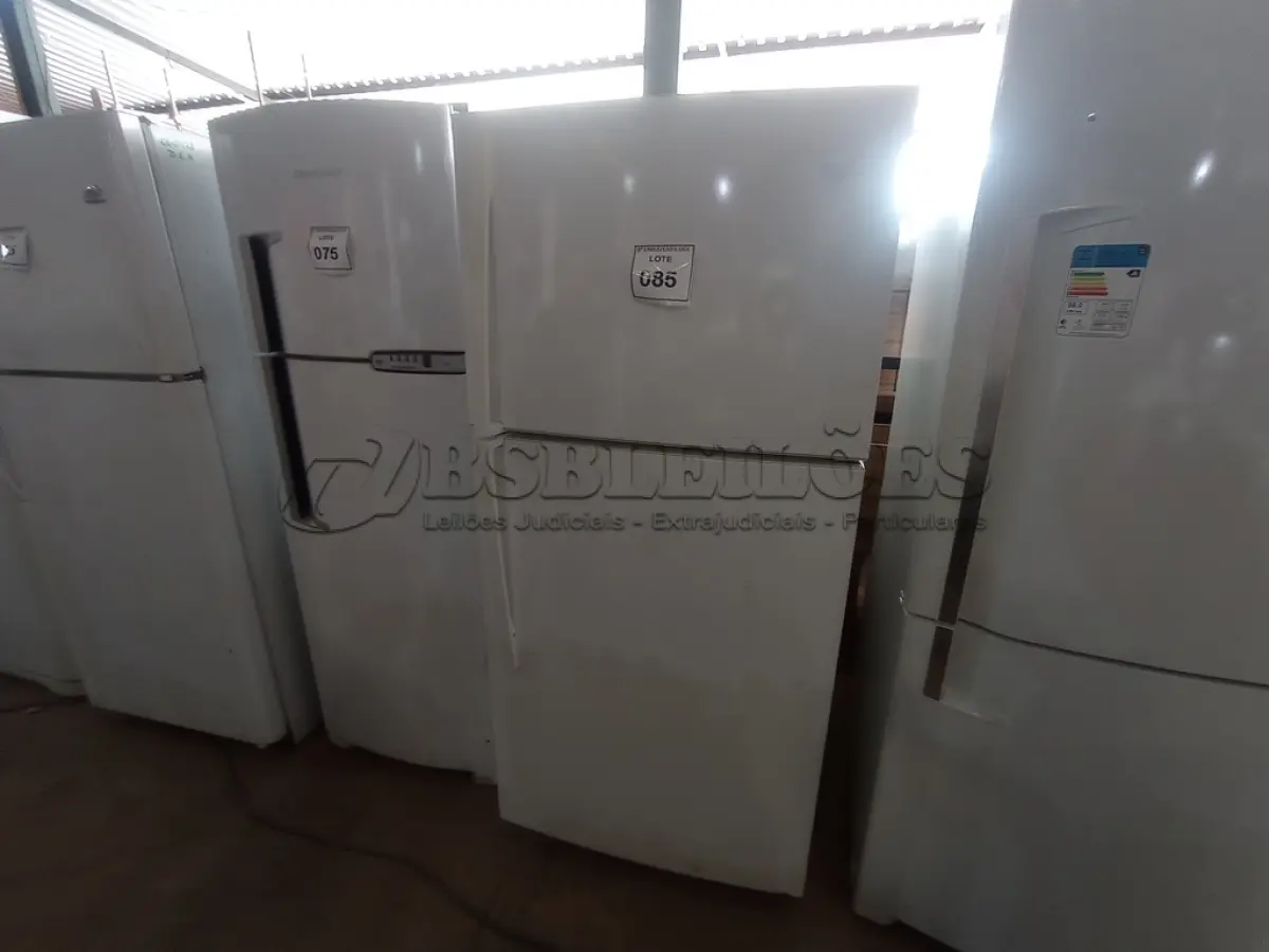 LOTE 085 - 01 REFRIGERADOR MARCA WHIRLPOOL 127V (REFRIGERATOR). (NO ESTADO EM QUE SE ENCONTRA. SUJEITO A AVARIAS OCULTAS/VISÍVEIS.) AV9990Y