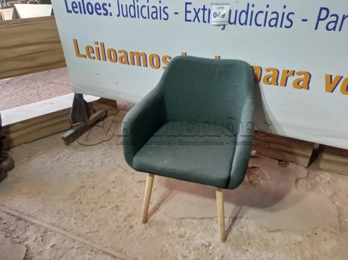 LOTE 049 - 01 CADEIRA VERDE (GREEN CHAIR). (NO ESTADO EM QUE SE ENCONTRA. SUJEITO A AVARIAS OCULTAS/VISÍVEIS.)
