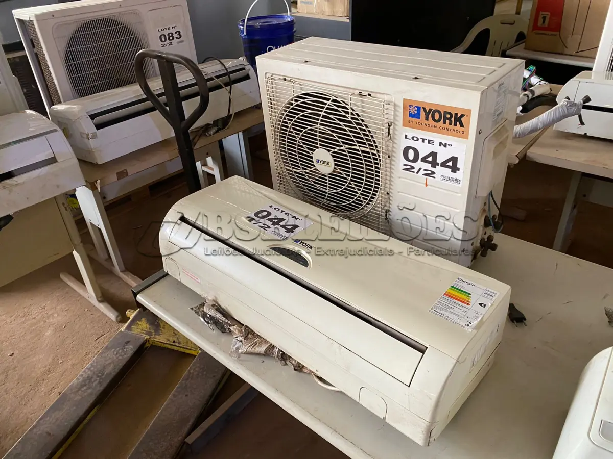 LOTE 044 - 01 KIT AR-CONDICIONADO YORK 9000 BTUS (NO ESTADO, NÃO SABEMOS SE FUNCIONA. LEILÃO NÃO TEM GARANTIA E NEM DEVOLUÇÃO, SUJEITO A POSSÍVEIS AVARIAS VISÍVEIS/OCULTAS E/OU AUSÊNCIA DE COMPONENTES)