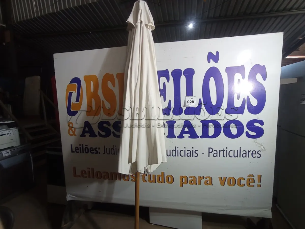 LOTE 028 - 01 GUARDA-CHUVA. (UMBRELLA) (NO ESTADO EM QUE SE ENCONTRA. SUJEITO A AVARIAS OCULTAS/VISÍVEIS.) BH1495C