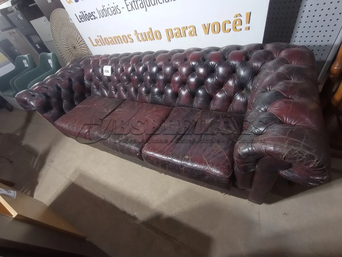 LOTE 226 - 01 SOFÁ DE COURO (LEATHER SOFA). (NO ESTADO EM QUE SE ENCONTRA. SUJEITO A AVARIAS OCULTAS/VISÍVEIS.)