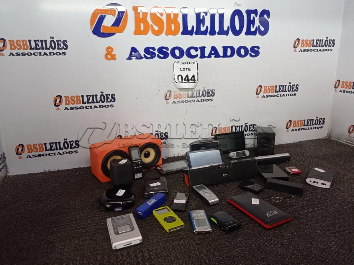 LOTE 044 - 01 FONE DE OUVIDO WIRELESS PARA TV MARCA PHILIPS, 04 GPS, 02 MICROFONES E MATERIAIS ELETRÔNICOS DIVERSOS. (NO ESTADO) ATENÇÃO! FAZER A VISITAÇÃO ANTES DE ARREMATAR, NÃO SABEMOS SE FUNCIONA. LEILÃO NÃO TEM GARANTIA E NEM DEVOLUÇÃO, SUJEITO A POSSÍVEIS AVARIAS VISÍVEIS/OCULTAS E/OU AUSÊNCIA DE COMPONENTES.
