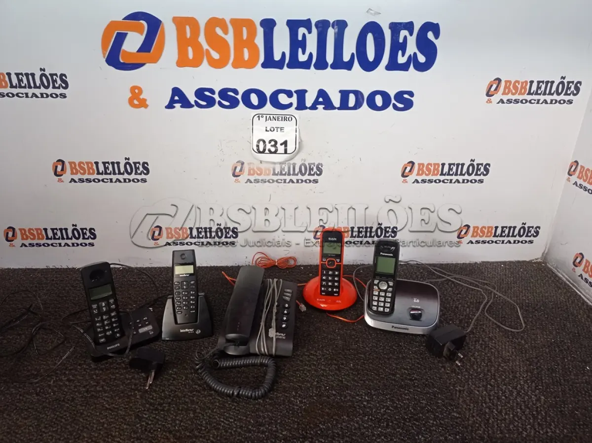 LOTE 031 - 05 APARELHOS DE TELEFONE SENDO 04 S/FIO MARCAS E MODELOS DIVERSOS. (NO ESTADO) ATENÇÃO! FAZER A VISITAÇÃO ANTES DE ARREMATAR, NÃO SABEMOS SE FUNCIONA. LEILÃO NÃO TEM GARANTIA E NEM DEVOLUÇÃO, SUJEITO A POSSÍVEIS AVARIAS VISÍVEIS/OCULTAS E/OU AUSÊNCIA DE COMPONENTES.