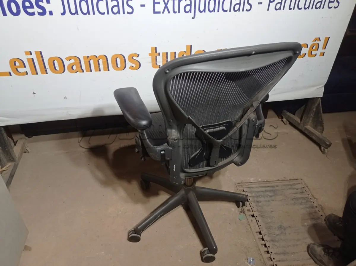 LOTE 196 - 01 CADEIRA HERMAN MILLER (HERMAN MILLER CHAIR). (NO ESTADO EM QUE SE ENCONTRA. SUJEITO A AVARIAS OCULTAS/VISÍVEIS.)