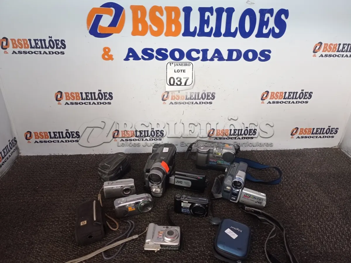 LOTE 037 - 02 FILMADORAS MARCA JVC E 05 MÁQUINAS FOTOGRÁFICAS MARCAS E MODELOS DIVERSOS. (NO ESTADO) ATENÇÃO! FAZER A VISITAÇÃO ANTES DE ARREMATAR, NÃO SABEMOS SE FUNCIONA. LEILÃO NÃO TEM GARANTIA E NEM DEVOLUÇÃO, SUJEITO A POSSÍVEIS AVARIAS VISÍVEIS/OCULTAS E/OU AUSÊNCIA DE COMPONENTES.
