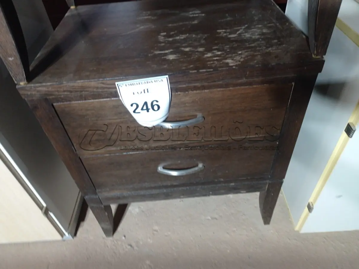 LOTE 246 - 01 ARMÁRIO MÉDIO EM MADEIRA C/ 02 PORTAS (MEDIUM WOODEN CABINET). (NO ESTADO EM QUE SE ENCONTRA. SUJEITO A AVARIAS OCULTAS/VISÍVEIS.)