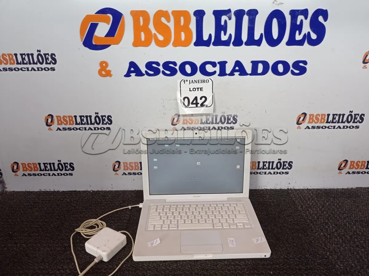 LOTE 042 - 01 MACBOOK S/CARREGADOR. (NO ESTADO) ATENÇÃO! FAZER A VISITAÇÃO ANTES DE ARREMATAR, NÃO SABEMOS SE FUNCIONA. LEILÃO NÃO TEM GARANTIA E NEM DEVOLUÇÃO, SUJEITO A POSSÍVEIS AVARIAS VISÍVEIS/OCULTAS E/OU AUSÊNCIA DE COMPONENTES.