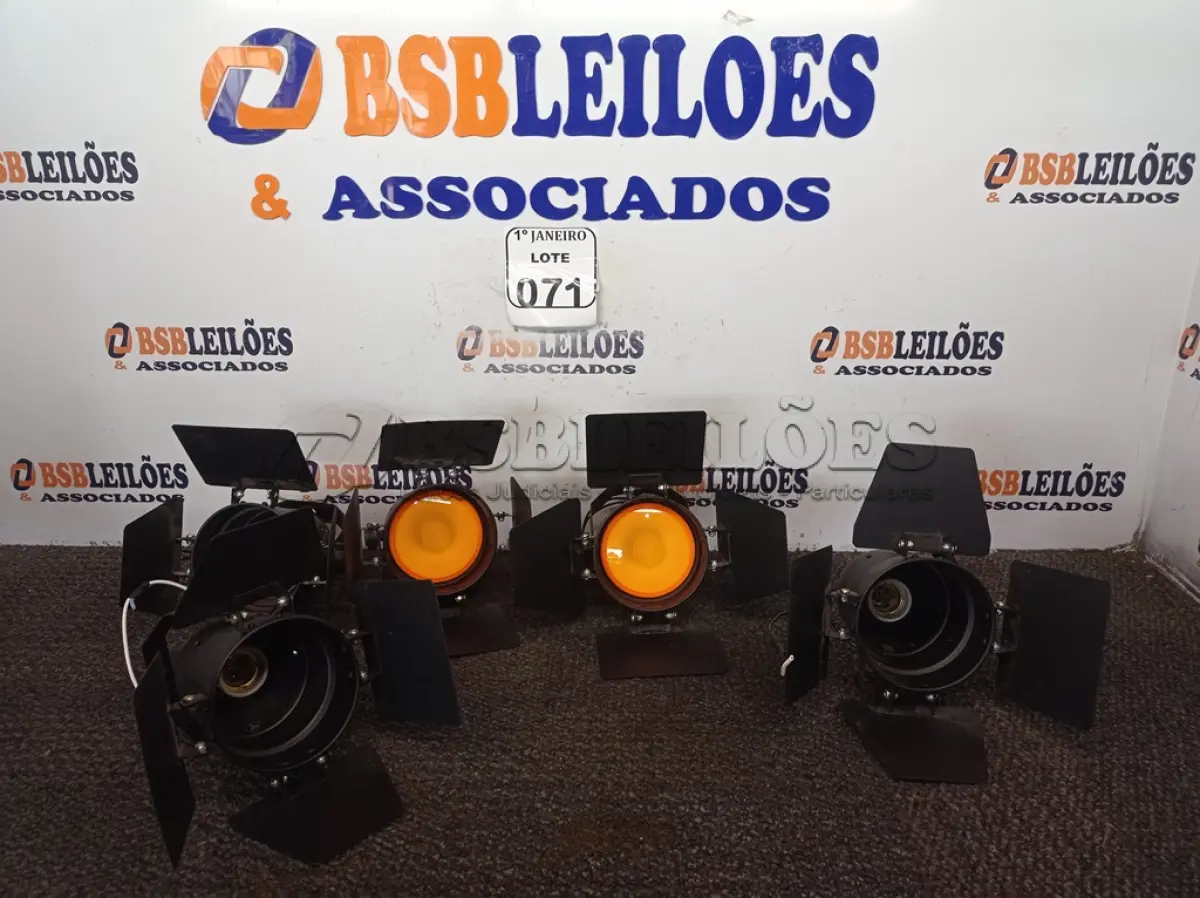 LOTE 071 - 05 LUMINÁRIAS REFLETORAS. (NO ESTADO) ATENÇÃO! FAZER A VISITAÇÃO ANTES DE ARREMATAR, NÃO SABEMOS SE FUNCIONA. LEILÃO NÃO TEM GARANTIA E NEM DEVOLUÇÃO, SUJEITO A POSSÍVEIS AVARIAS VISÍVEIS/OCULTAS E/OU AUSÊNCIA DE COMPONENTES.