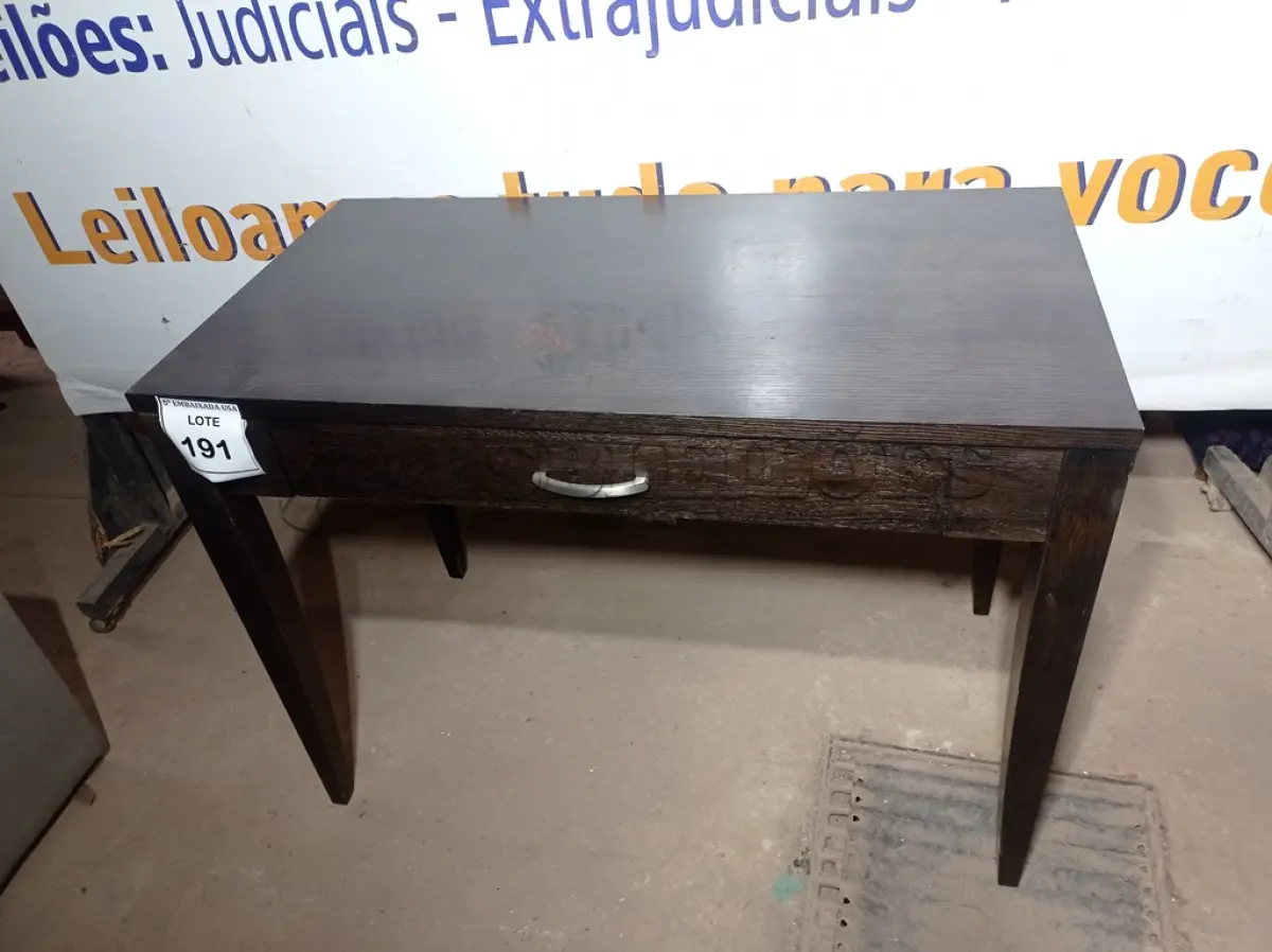 LOTE 191 - 01 APARADOR EM MADEIRA C/ 01 GAVETA (WOODEN SIDEBOARD). (NO ESTADO EM QUE SE ENCONTRA. SUJEITO A AVARIAS OCULTAS/VISÍVEIS.)