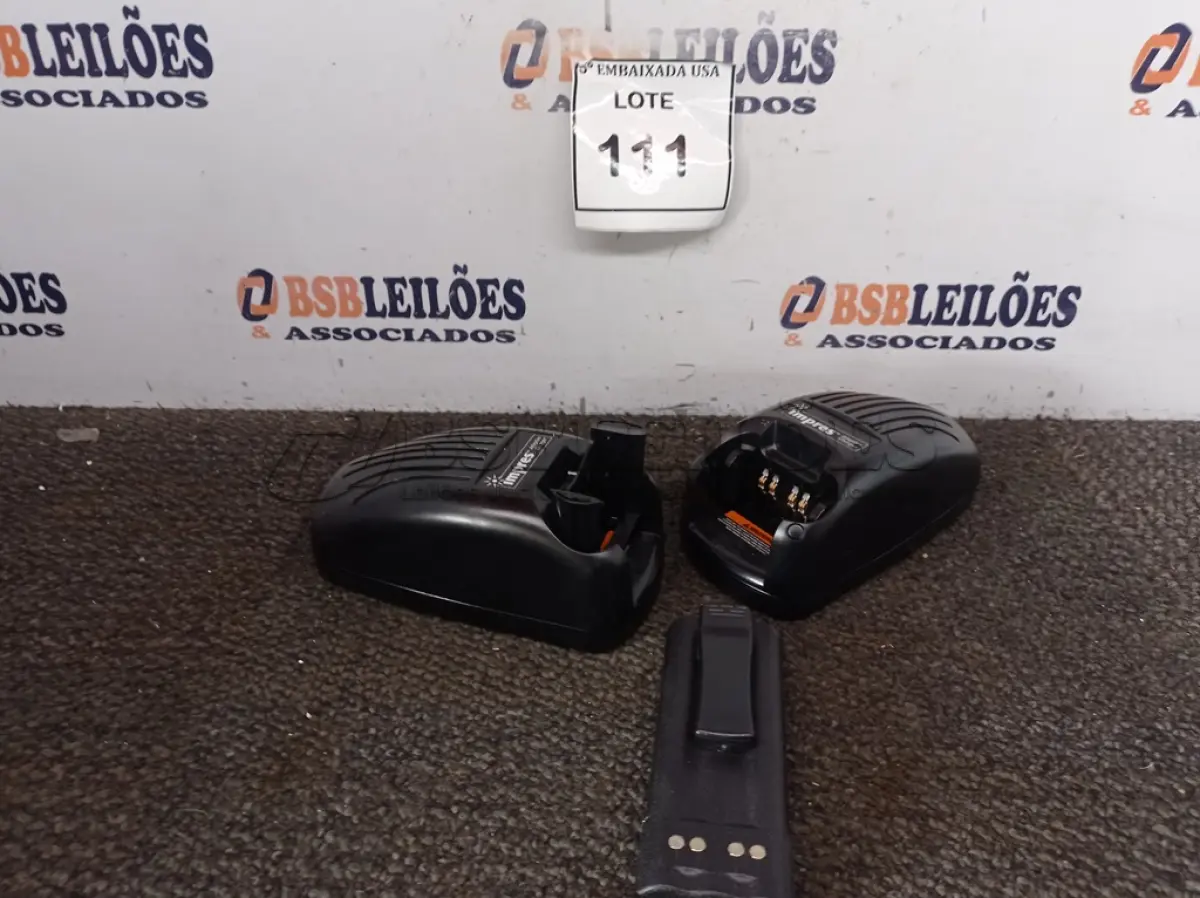 LOTE 111 - 02 CARREGADORES IMPRES. (CHARGERS). (NO ESTADO EM QUE SE ENCONTRA. SUJEITO A AVARIAS OCULTAS/VISÍVEIS.)