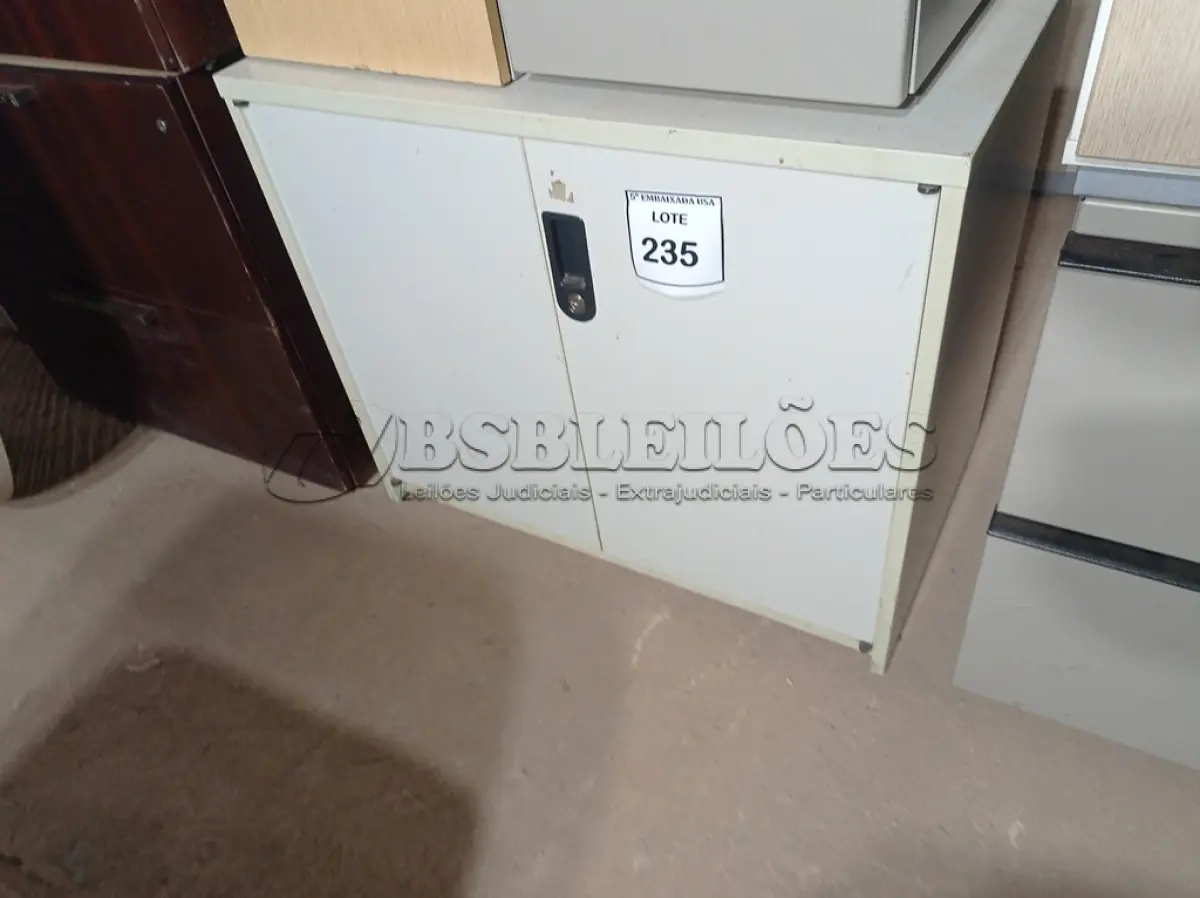 LOTE 235 - 01 ARMÁRIO BAIXO 02 PORTAS EM MADEIRA. (LOW CABINET) (NO ESTADO EM QUE SE ENCONTRA. SUJEITO A AVARIAS OCULTAS/VISÍVEIS.)