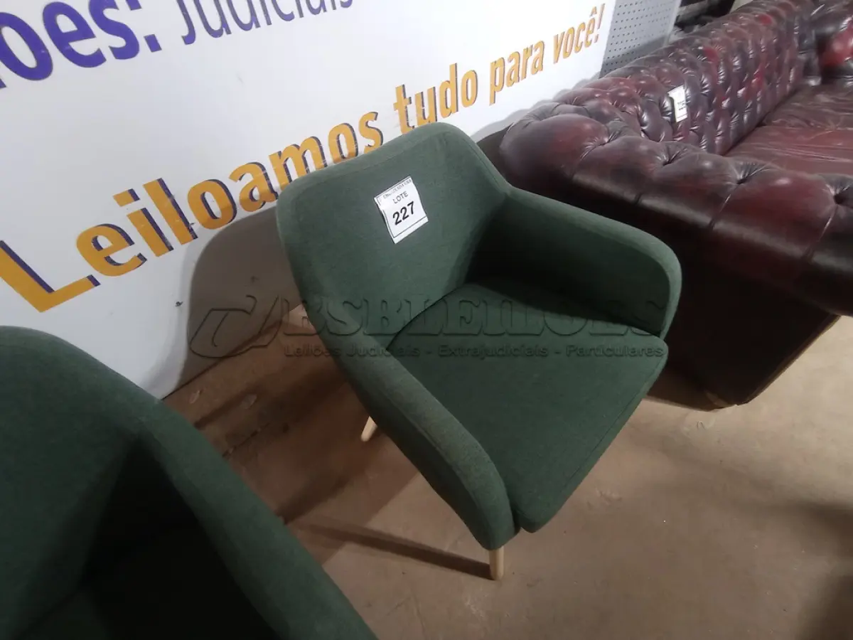 LOTE 227 - 01 CADEIRA VERDE (GREEN CHAIR). (NO ESTADO EM QUE SE ENCONTRA. SUJEITO A AVARIAS OCULTAS/VISÍVEIS.)