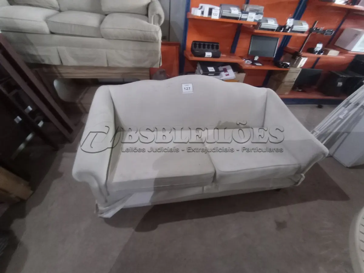 LOTE 127 - 01 SOFÁ 02 LUGARES NA COR CINZA (SOFA). (NO ESTADO EM QUE SE ENCONTRA. SUJEITO A AVARIAS OCULTAS/VISÍVEIS.) BJ7445D