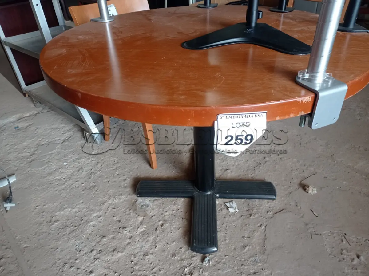 LOTE 259 - 01 MESA REDONDA DE MADEIRA CLARA (ROUND LIGHT WOOD TABLE). (NO ESTADO EM QUE SE ENCONTRA. SUJEITO A AVARIAS OCULTAS/VISÍVEIS.)