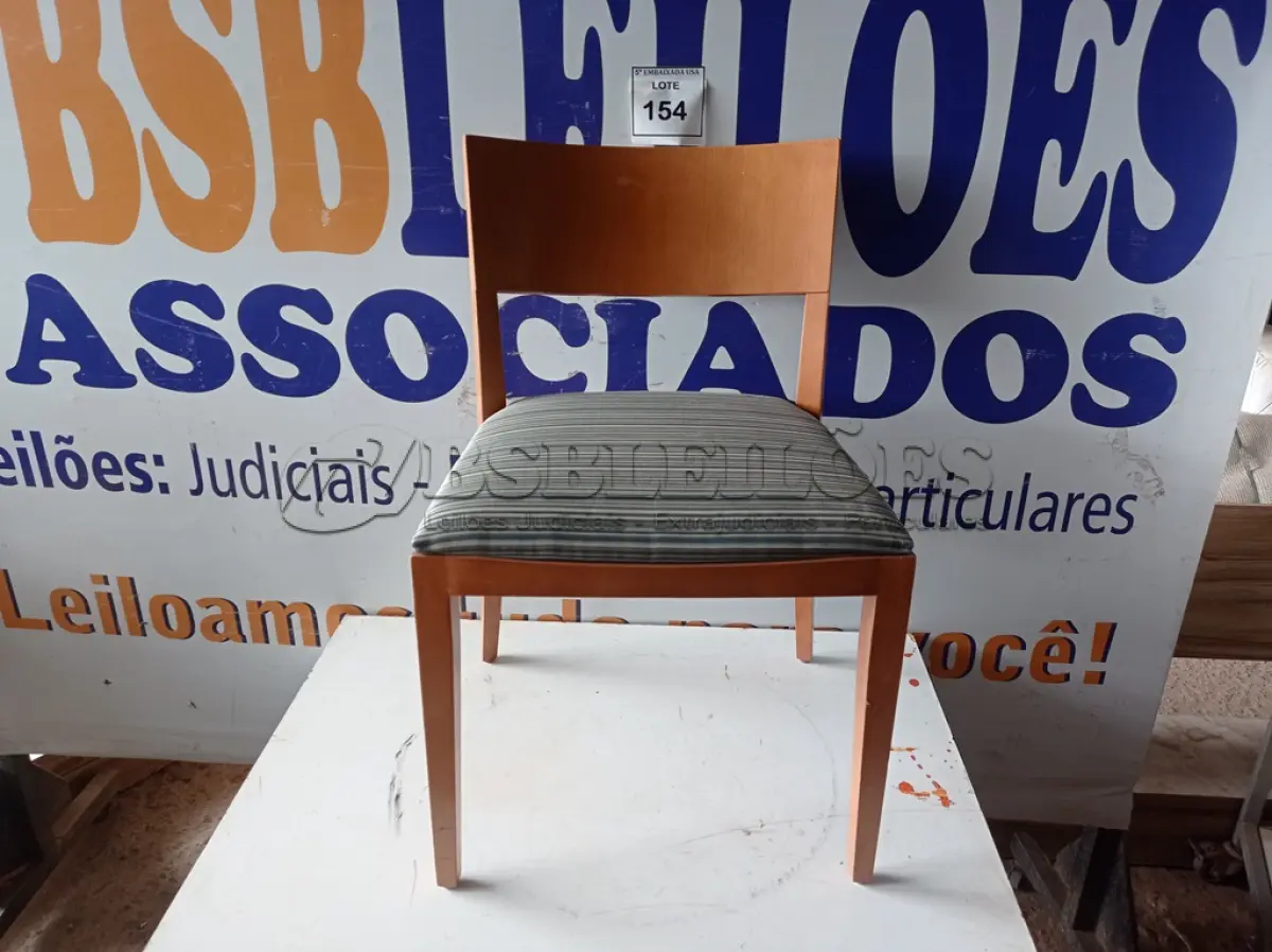 LOTE 154 - 01 CADEIRA MADEIRA ASSENTO CINZA LISTRADO (WOODEN CHAIR GRAY STRIPED SEAT). (NO ESTADO EM QUE SE ENCONTRA. SUJEITO A AVARIAS OCULTAS/VISÍVEIS.) 