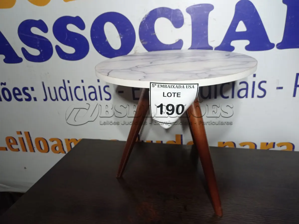 LOTE 190 - 01 MESINHA DE CANTO REDONDA ESTILO MÁRMORE (ROUND MARBLE CORNER TABLE). (NO ESTADO EM QUE SE ENCONTRA. SUJEITO A AVARIAS OCULTAS/VISÍVEIS.)AV9649G
