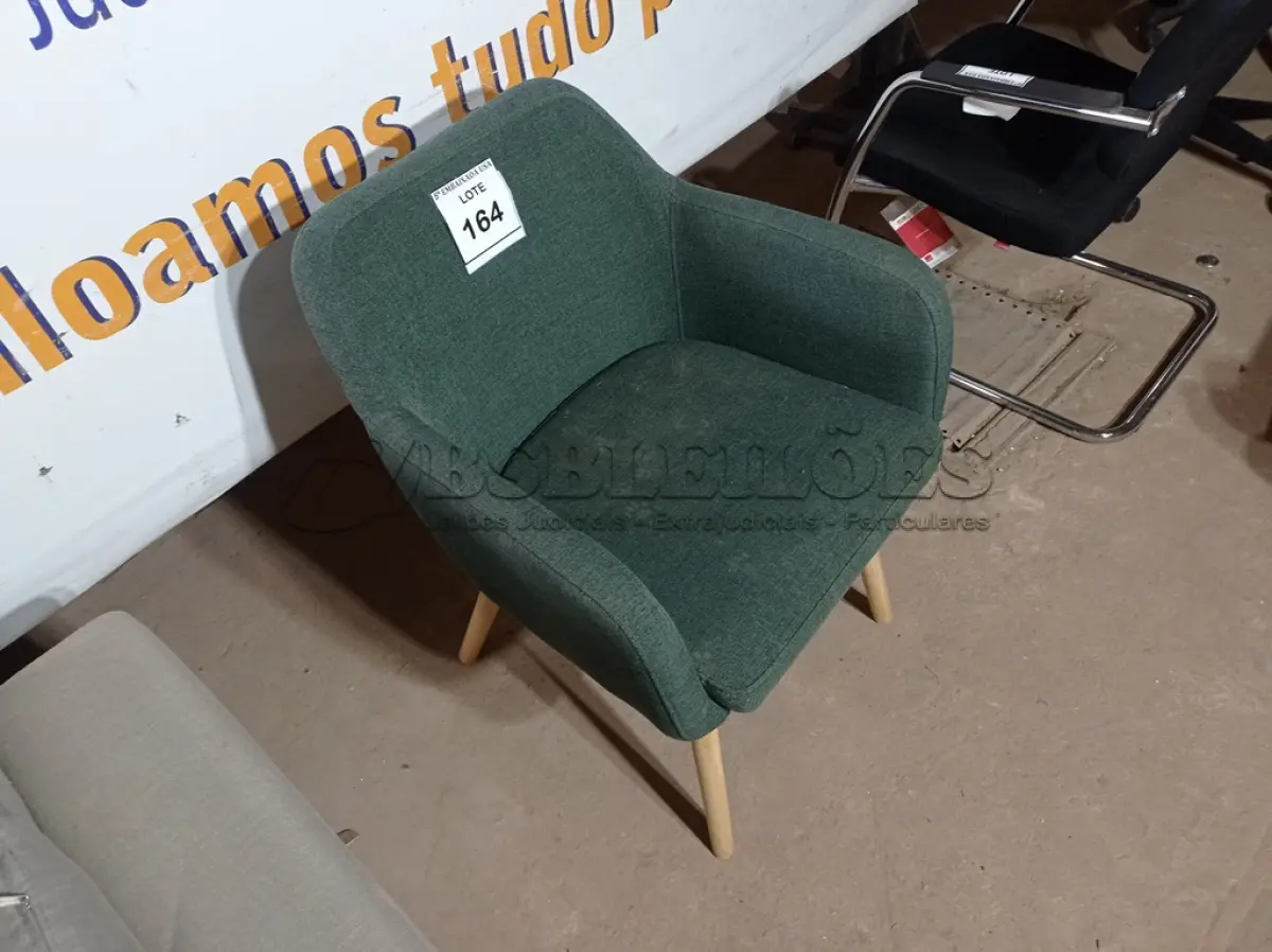 LOTE 164 - 01 CADEIRA VERDE (GREEN CHAIR). (NO ESTADO EM QUE SE ENCONTRA. SUJEITO A AVARIAS OCULTAS/VISÍVEIS.)