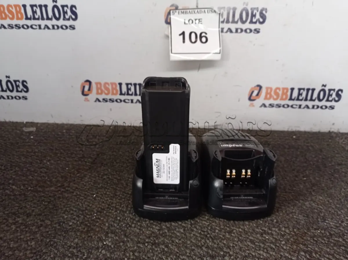 LOTE 106 - 02 CARREGADORES IMPRES. (CHARGERS). (NO ESTADO EM QUE SE ENCONTRA. SUJEITO A AVARIAS OCULTAS/VISÍVEIS.)