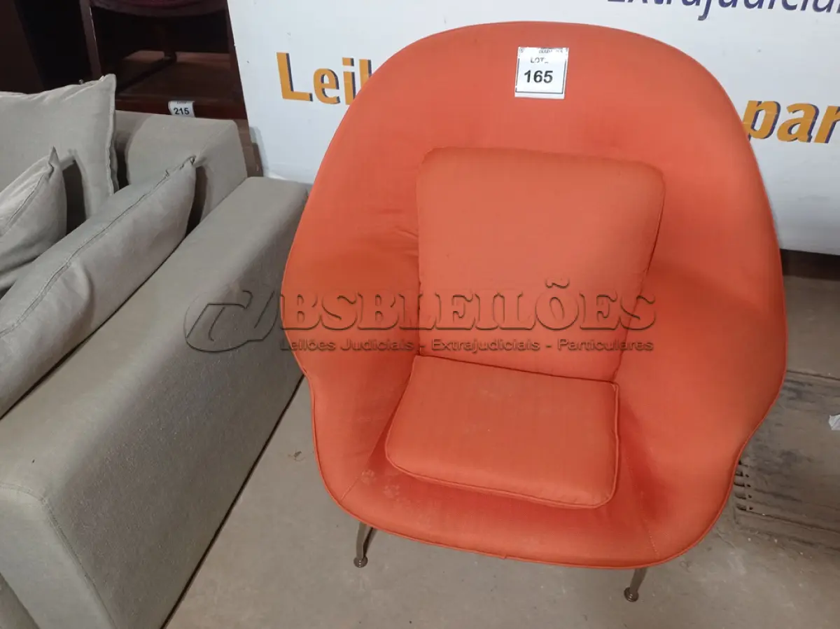 LOTE 165 - 01 POLTRONA NA COR LARANJA (ARMCHAIR). (NO ESTADO EM QUE SE ENCONTRA. SUJEITO A AVARIAS OCULTAS/VISÍVEIS.)