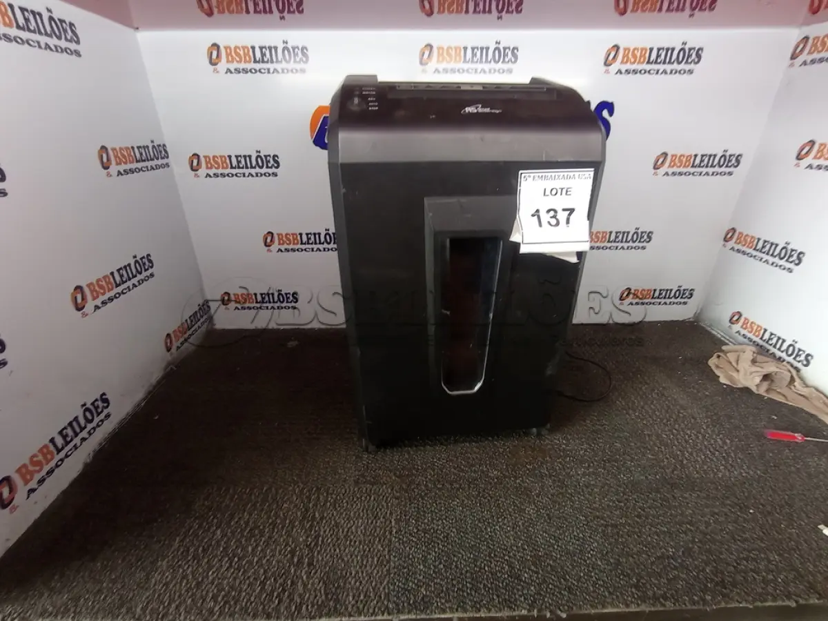 LOTE 137 - 01 TRITURADOR PRETO PEQUENO (SHREDDER). (NO ESTADO EM QUE SE ENCONTRA. SUJEITO A AVARIAS OCULTAS/VISÍVEIS.)