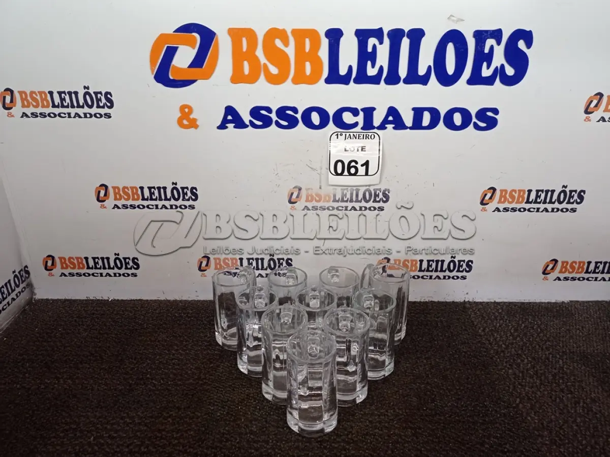 LOTE 061 - 10 CANECAS DE VIDRO. (NO ESTADO) ATENÇÃO! FAZER A VISITAÇÃO ANTES DE ARREMATAR, NÃO SABEMOS SE FUNCIONA. LEILÃO NÃO TEM GARANTIA E NEM DEVOLUÇÃO, SUJEITO A POSSÍVEIS AVARIAS VISÍVEIS/OCULTAS E/OU AUSÊNCIA DE COMPONENTES.