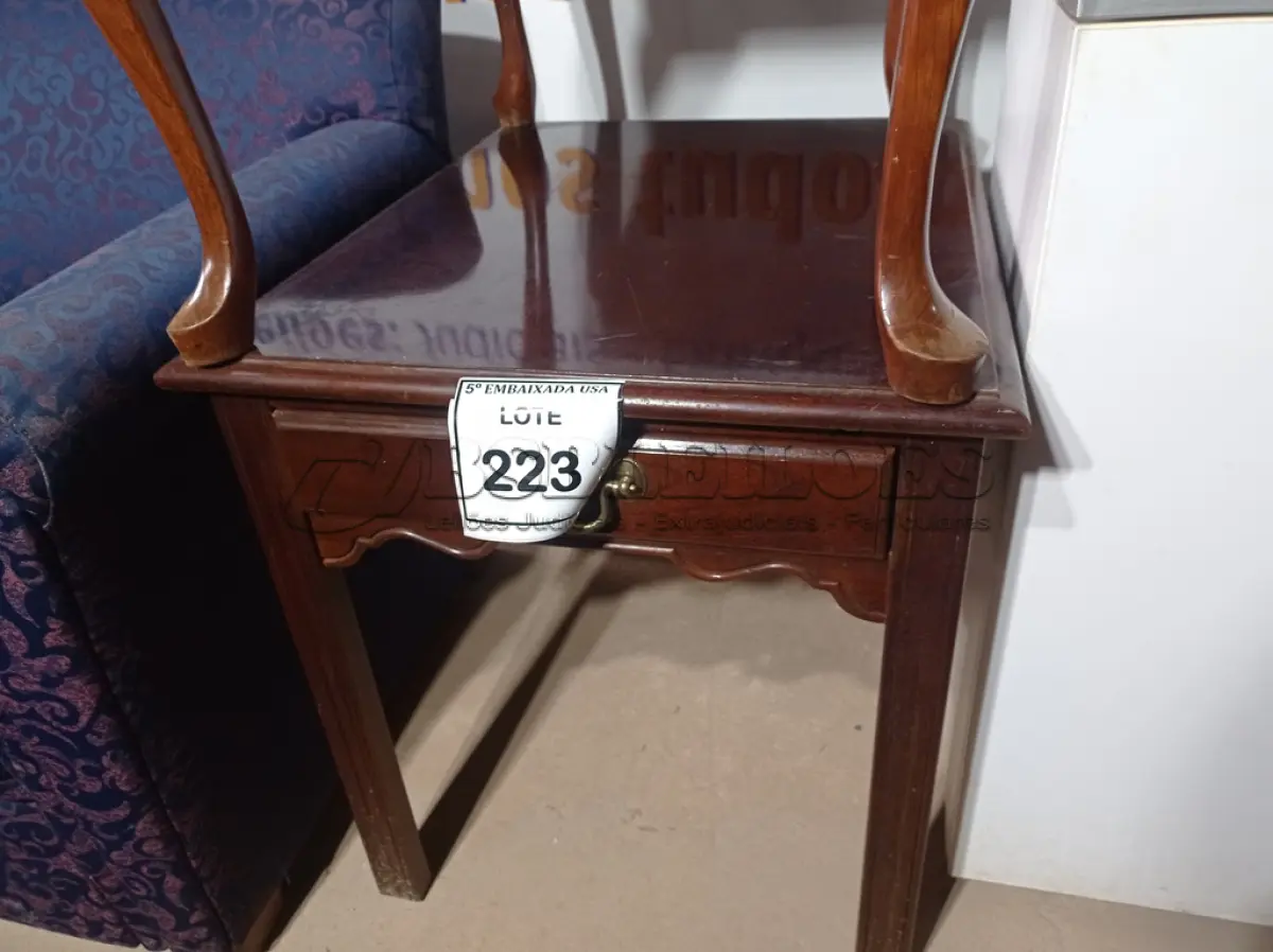 LOTE 223 - 01 MESA EM MADEIRA C/GAVETA (WOODEN TABLE). (NO ESTADO EM QUE SE ENCONTRA. SUJEITO A AVARIAS OCULTAS/VISÍVEIS.) (NO ESTADO EM QUE SE ENCONTRA. SUJEITO A AVARIAS OCULTAS/VISÍVEIS.)