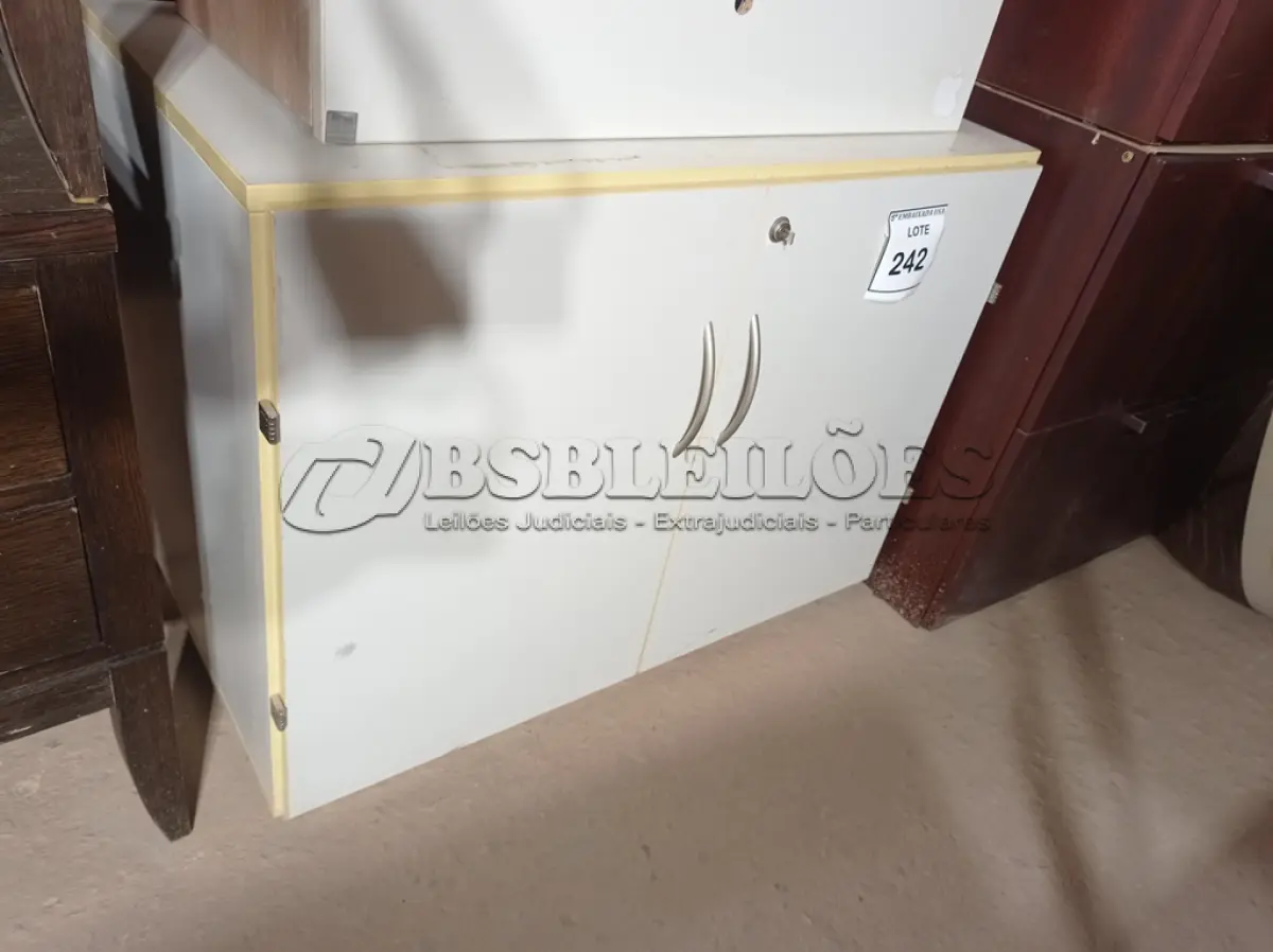 LOTE 242 - 01 ARMÁRIO BAIXO 02 PORTAS EM MADEIRA. (LOW CABINET). (NO ESTADO EM QUE SE ENCONTRA. SUJEITO A AVARIAS OCULTAS/VISÍVEIS.)