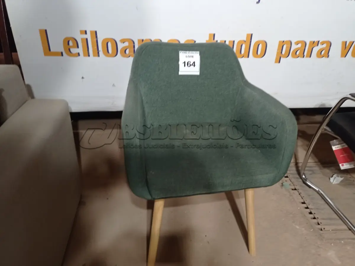 LOTE 164 - 01 CADEIRA VERDE (GREEN CHAIR). (NO ESTADO EM QUE SE ENCONTRA. SUJEITO A AVARIAS OCULTAS/VISÍVEIS.)